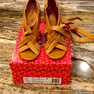 Tory Burch lace up heel in Tan size 7